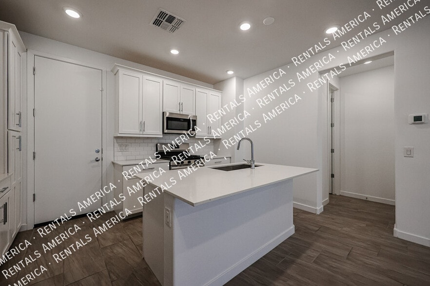 Building Photo - 4077 S Sabrina Dr