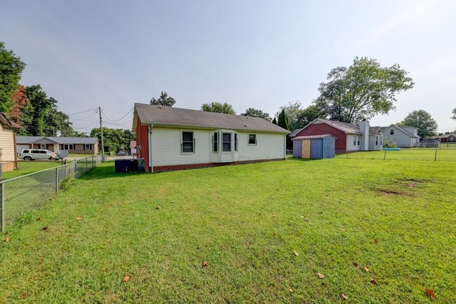 Building Photo - 204 Bob White Dr