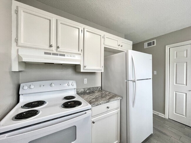 Building Photo - TOWNHOME 2BR   Available 8-7-26