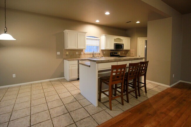 Building Photo - Darling Home In Jenks Schools!