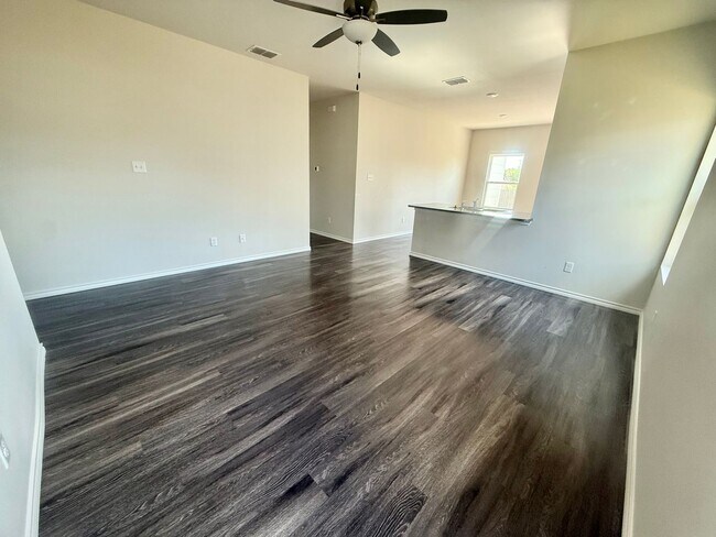 Building Photo - 110 S Rainbow Dr