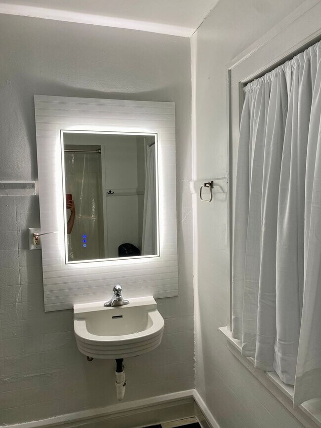 Building Photo - 2016-2018 E 6th Street