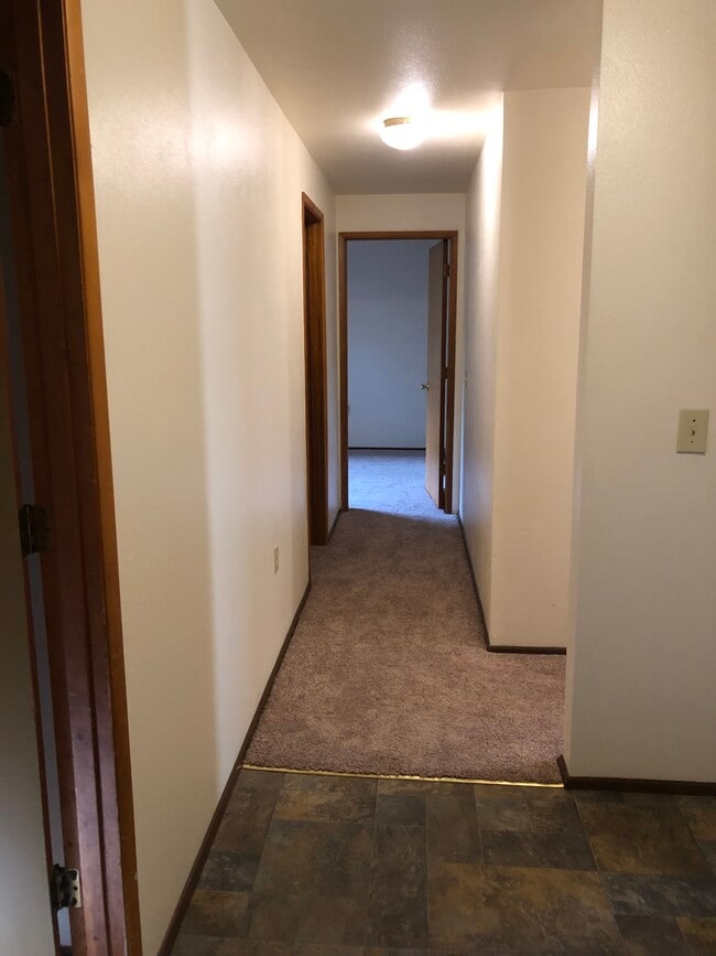 Building Photo - 595 NW Oak Ave