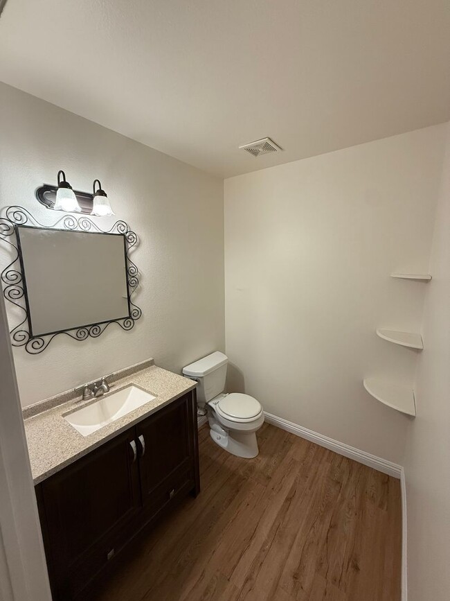 Building Photo - Two-Story 3 Bed, 3 Bath with Bonus Room in...