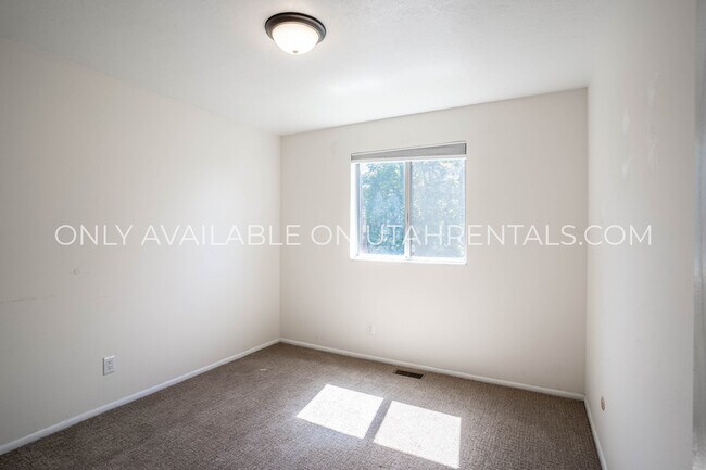 Building Photo - 32 E 925 N St