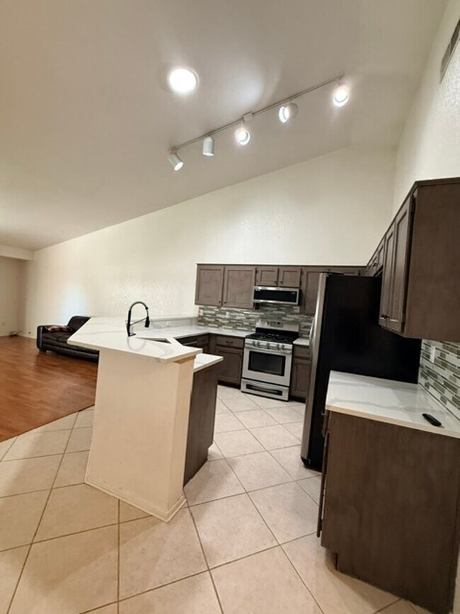 Building Photo - 875 E Serpentina Ave