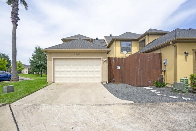 Building Photo - 2043 Palm Forest Ln