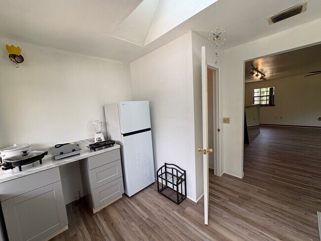 Building Photo - Large studio apartment with use of pool!