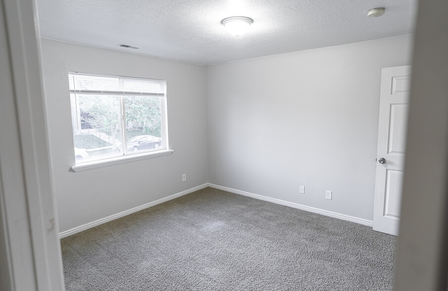 Building Photo - 8084 N Ridge Loop E