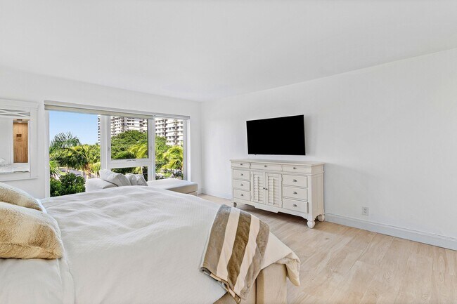 Building Photo - 2066 N Ocean Blvd