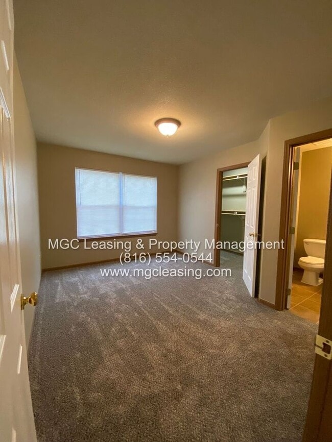 Building Photo - Spacious Duplex Living in the Heart of Lee...