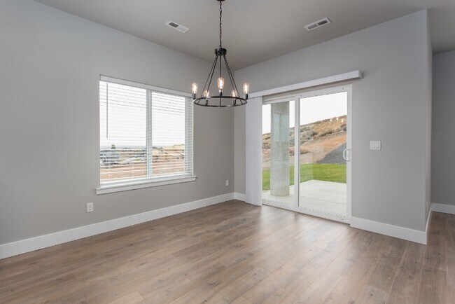 Building Photo - 1094 Chinook Dr