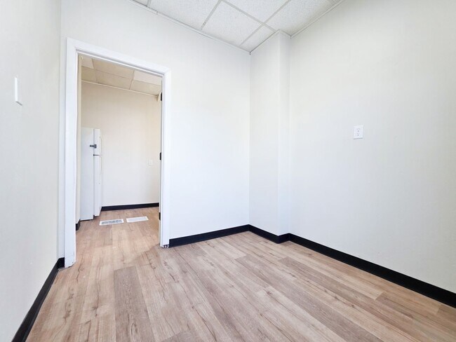 Building Photo - 135 E Main St