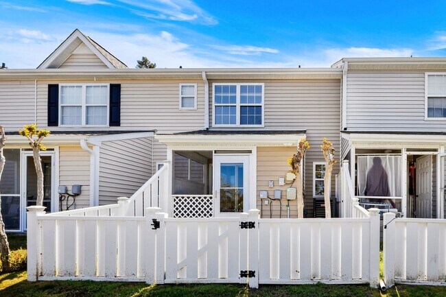 Building Photo - Charming Townhome with Water Views near The Market Common!