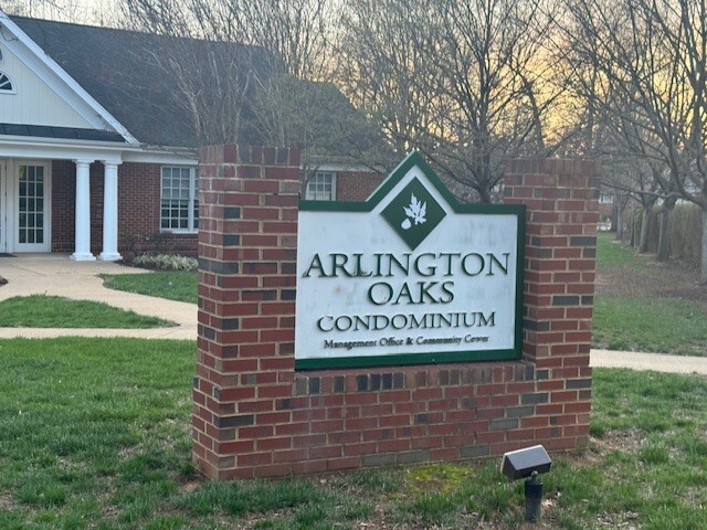 Arlington Oaks - 4360 N Pershing Dr