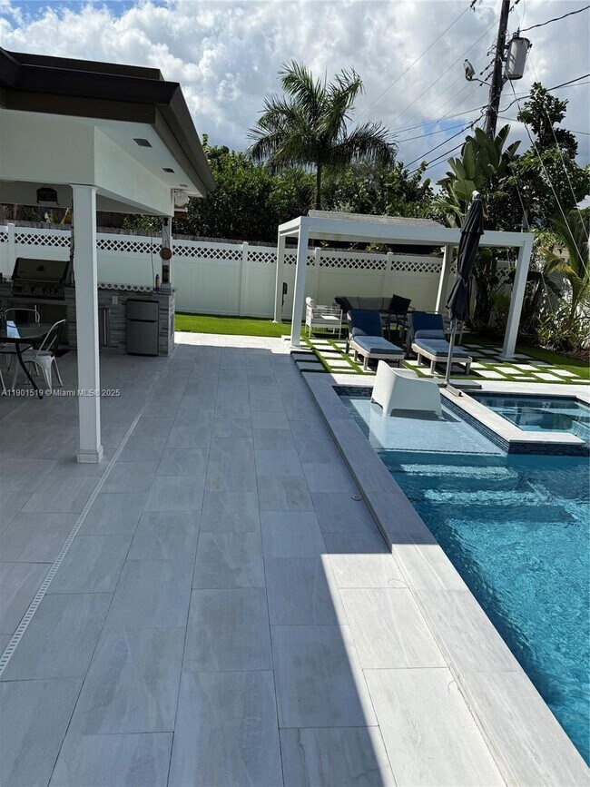 Building Photo - 1637 SE 1st St