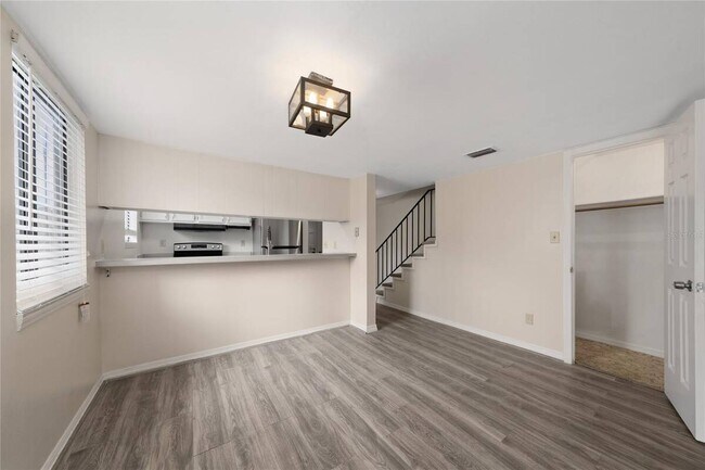 Building Photo - 1412 Oak Pl