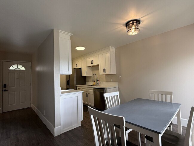 Building Photo - Recently Remodeled Condo in Villa La Jolla...