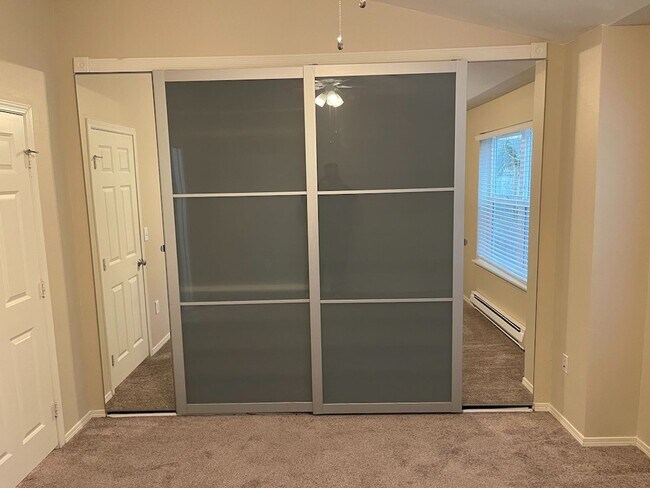 Building Photo - Extremely Gorgeous and Spacious 2 bedroom Condo