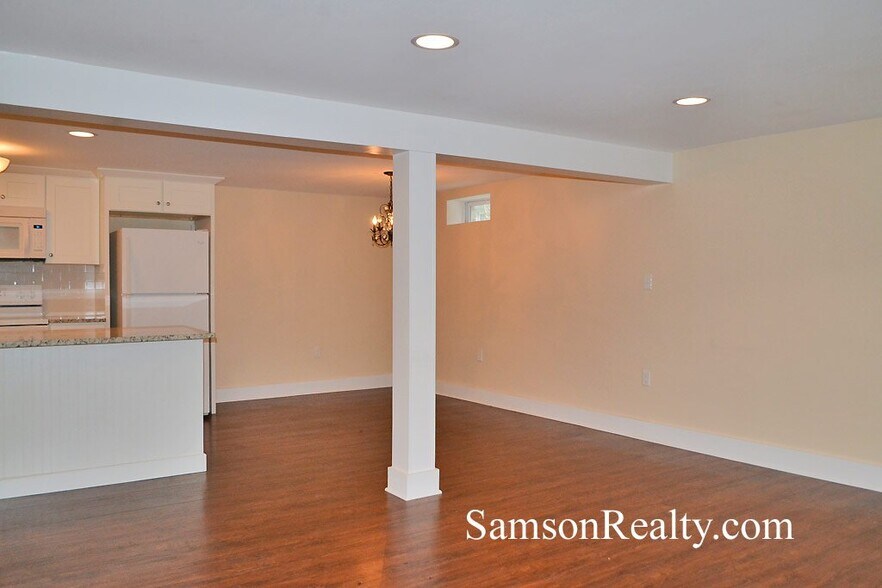 Building Photo - 497 Oaklawn Ave
