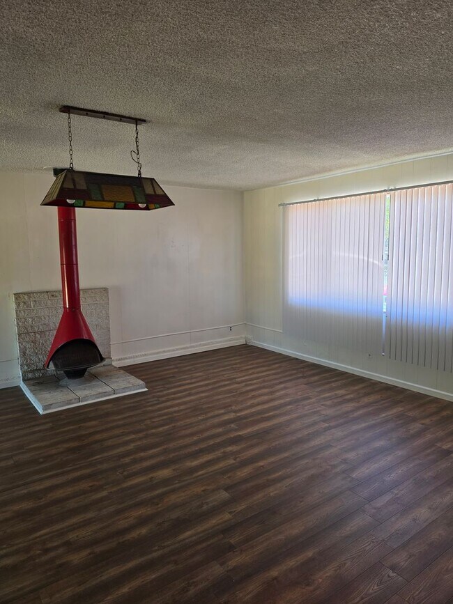 Building Photo - 3 Bedroom 2 Bath