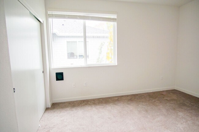 Building Photo - Rare 3 Bed, 2 Bath Townhouse Ready Late Se...