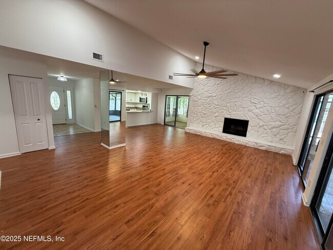 Building Photo - 10511 Tanglewilde Dr W