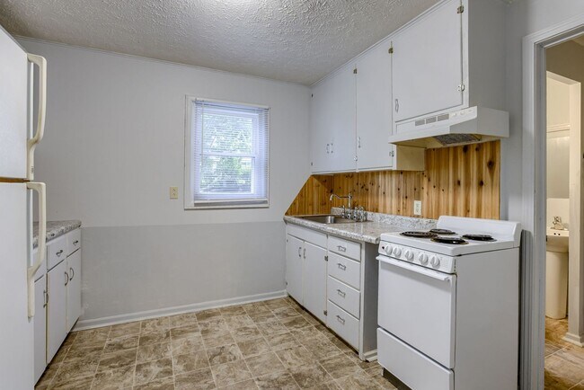Building Photo - 2 Bedroom Benson Charmer!!