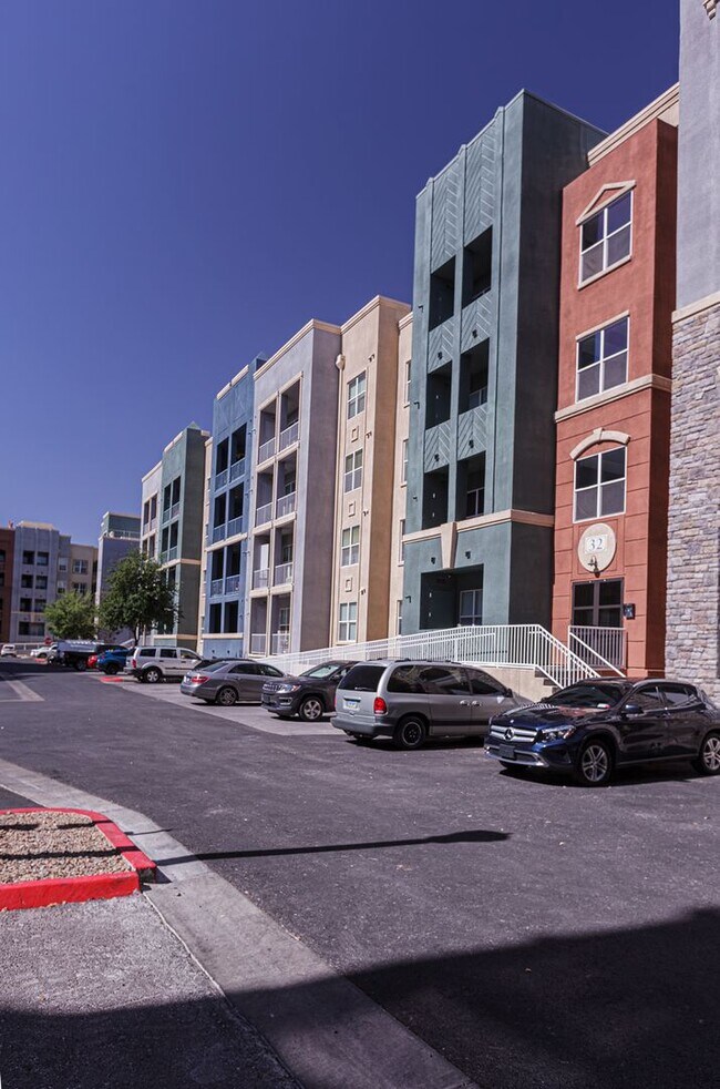 Building Photo - Top Floor 2 Bedroom Condo Located in Manha...
