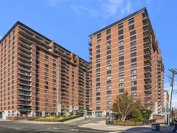 Building Photo - 700 1st St