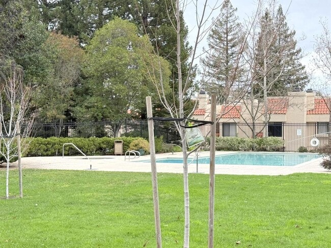 Building Photo - Excellent Location! Near BART, Downtown! Main Chance Estates Townhouse