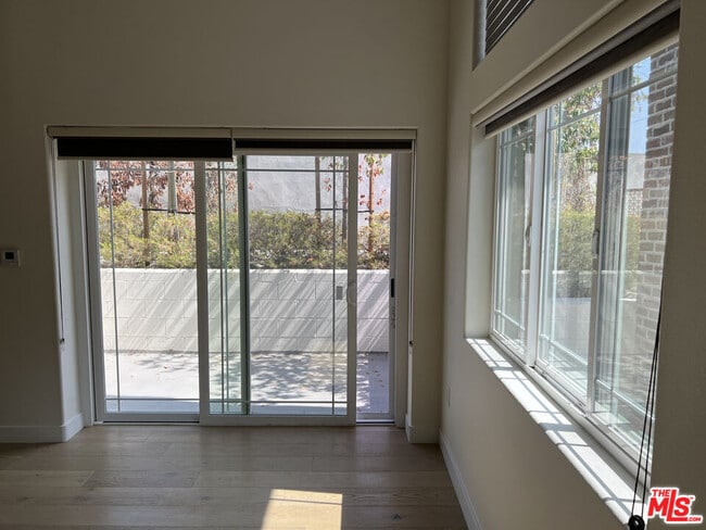 Building Photo - 5019 W Maplewood Ave