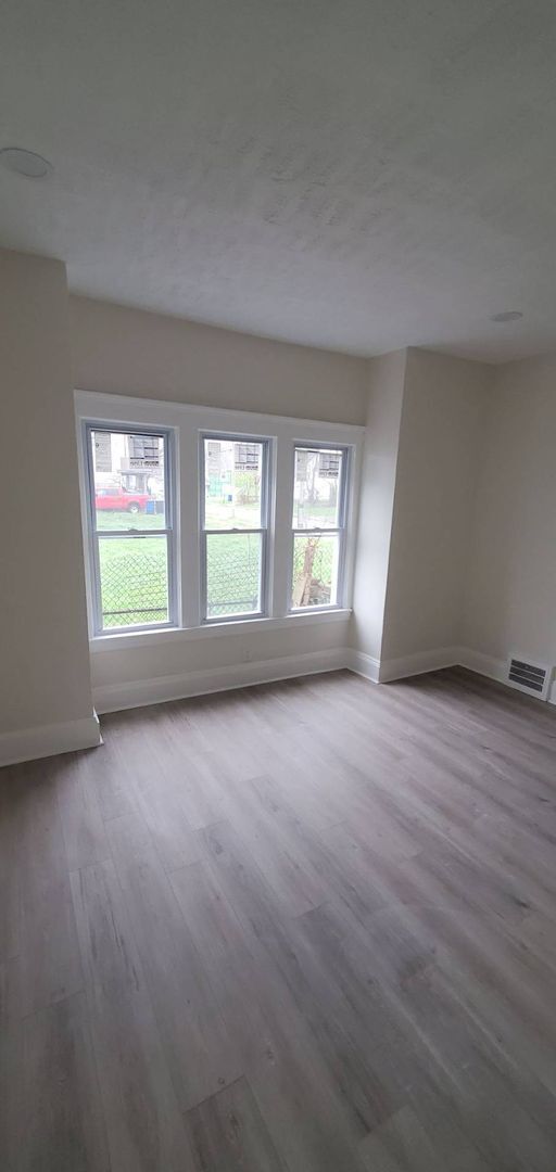 Building Photo - Charming 3-Bedroom Property in Prime Location