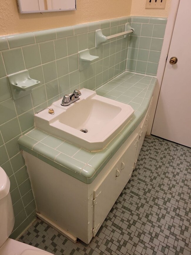 Building Photo - 3 BD 1.5 BA Ocean Springs Rental in the Go...