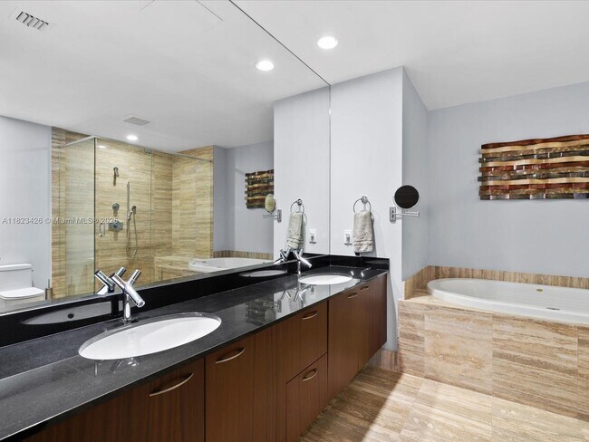 Building Photo - 15901 Collins Ave