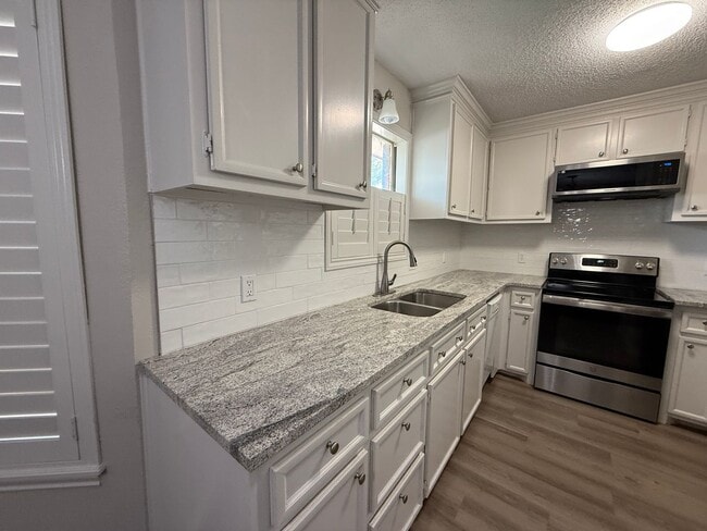 Building Photo - Available NOW ***1/2 off the first months ...