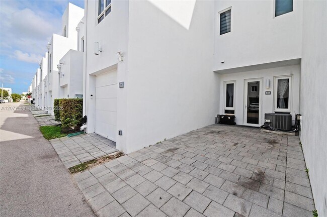 Building Photo - 10305 NW 63rd Terrace