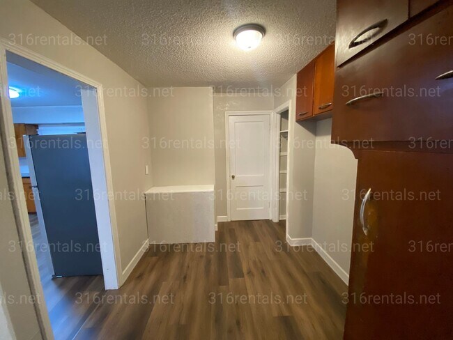 Building Photo - $950 - 2 bedroom / 1 bathroom home with a bonus loft!