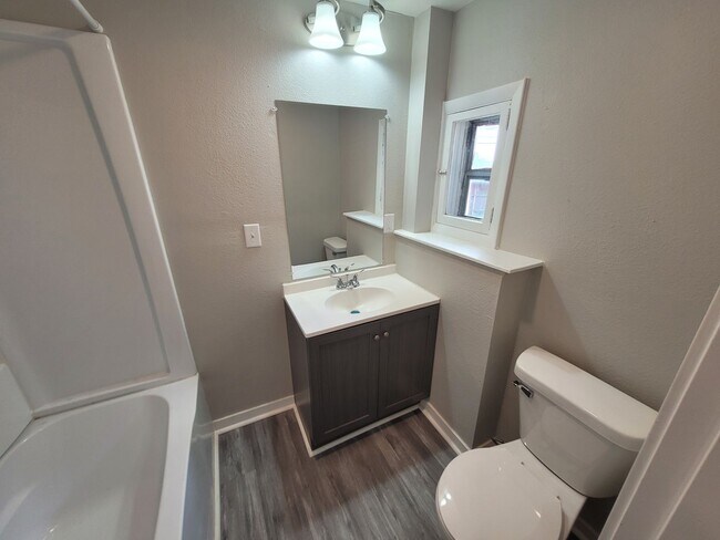 Building Photo - 1 Bedroom, 1 Bathroom Home near Iowa State Fairgrounds