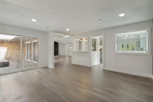 Building Photo - 9447 Viewside Dr