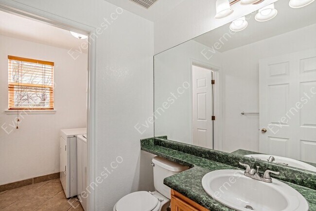 Building Photo - 5 Bed, 3.5 Bath Home with Fenced Yard & Garage / Available Now!