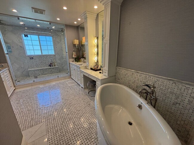 Building Photo - Spectacular 5-Bedroom Home with Private Po...