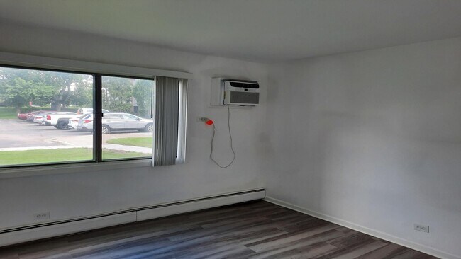 Building Photo - Spacious & Updated 2-Bed, 2-Bath Condo in Desirable Palatine Location