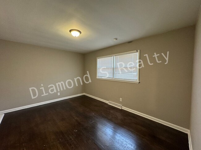 Building Photo - 2742 S Stewart Ave