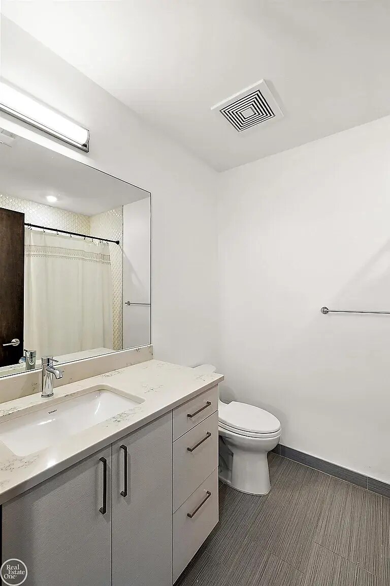 Building Photo - 438 Selden St