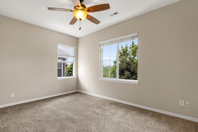 Building Photo - Spacious Townhome in Cherry Creek School District