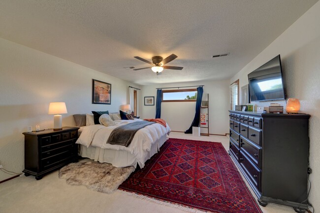 Building Photo - Stunning 4-Bedroom Albuquerque Foothill Ho...