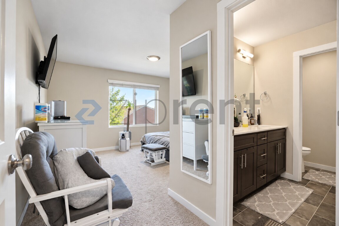 Building Photo - Unit G