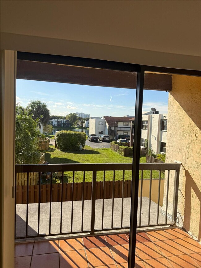 Building Photo - 660 W Park Dr