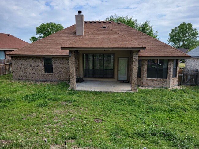 Building Photo - 3bd/2ba house close to major shopping, restaurants, and Ft. Hood!